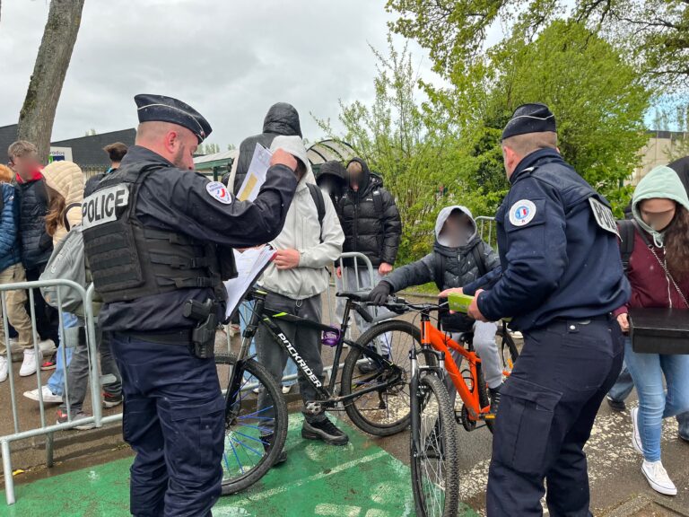 Honfleur : Opération de police pour la sécurité des cyclistes devant le Collège Alphonse Allais