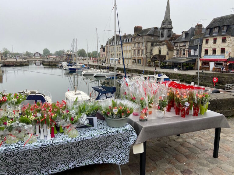 Honfleur : le muguet a fleuri un peu partout sur le vieux port.