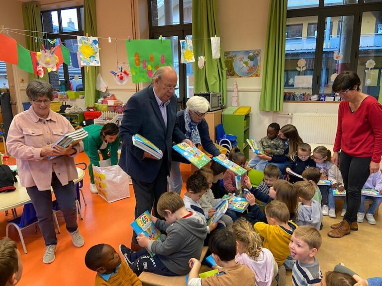 Honfleur : Distribution de livres par « Enfance et Partage »