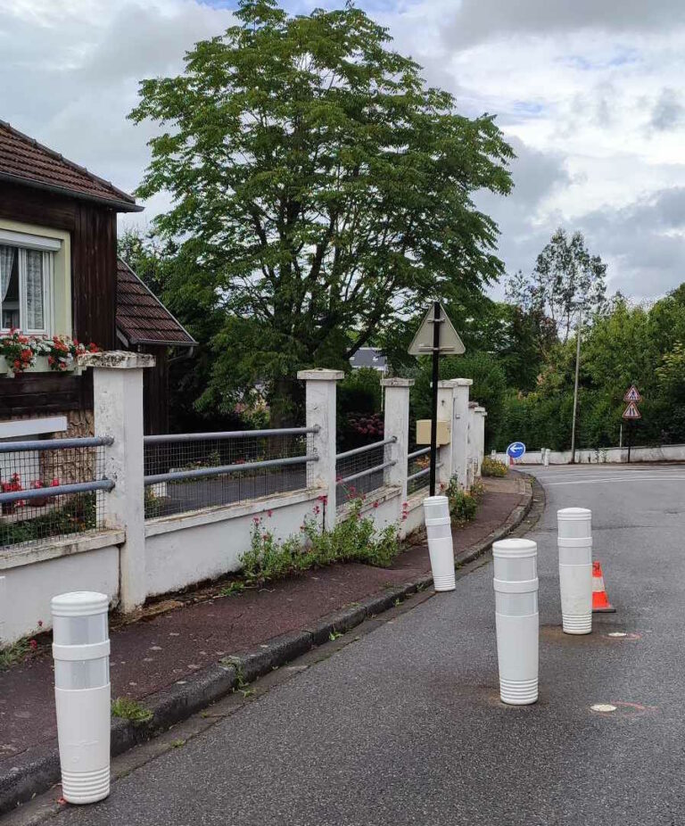 Honfleur : de nouvelles bittes arrivent rue de Verdun.