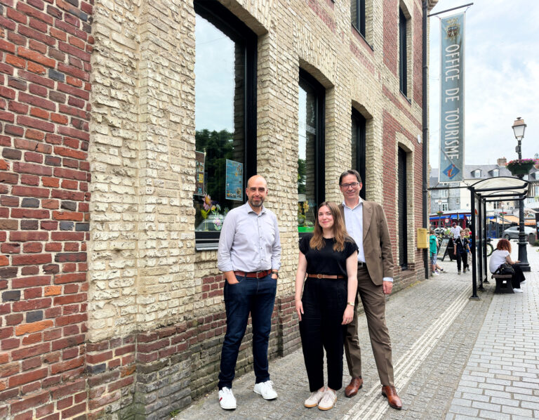 L’office de tourisme communautaire de Honfleur présente ses actions avec ses partenaires.