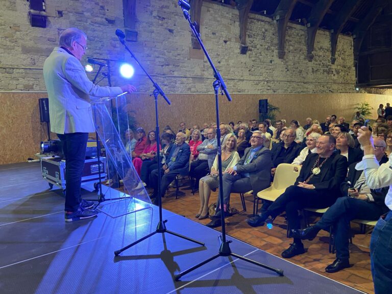Honfleur : L’Académie Alphonse Allais a intronisé avec faste et humour ses deux nouveaux académiciens