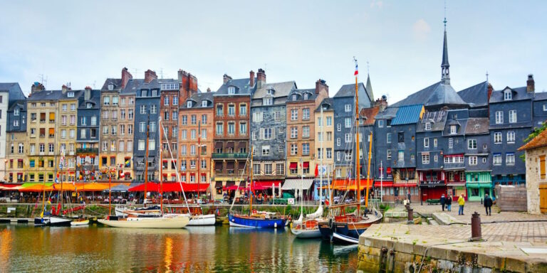 Honfleur : La ville adopte une charte colorimétrique pour ses façades