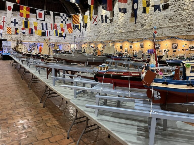 Honfleur : Le Grenier à sel transformé en salle d’exposition pour maquette de bateau…