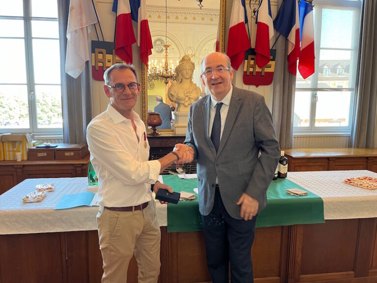 Honfleur : Remise de la médaille de l’enfance et des familles à Hervé Carval…