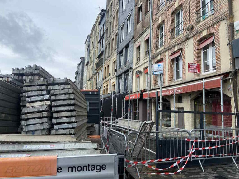 Honfleur : Installation des échafaudages Quai Sainte-Catherine et Place Berthelot…
