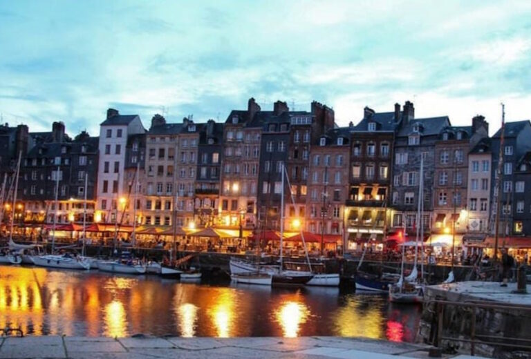 Honfleur : Des nuits festives mieux encadrées grâce à la signature de la charte pour la qualité de la vie nocturne…