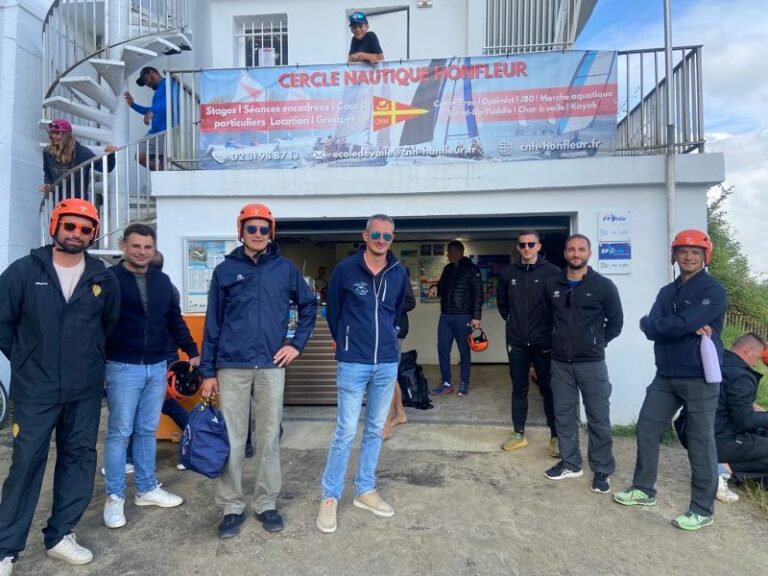 Honfleur : Initiation au char à voile pour les pilotes de la Patrouille de France…