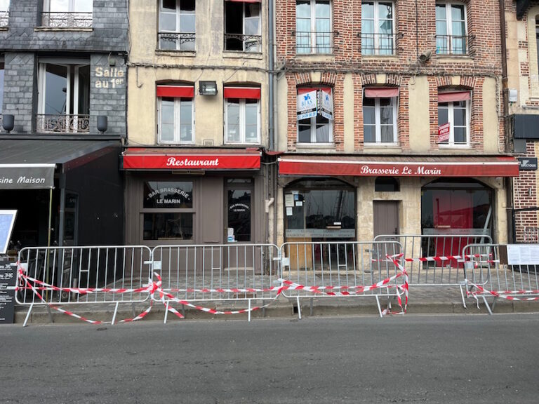 Honfleur : Installation d’échafaudages devant trois immeubles du Quai Sainte-Catherine et Place Berthelot…