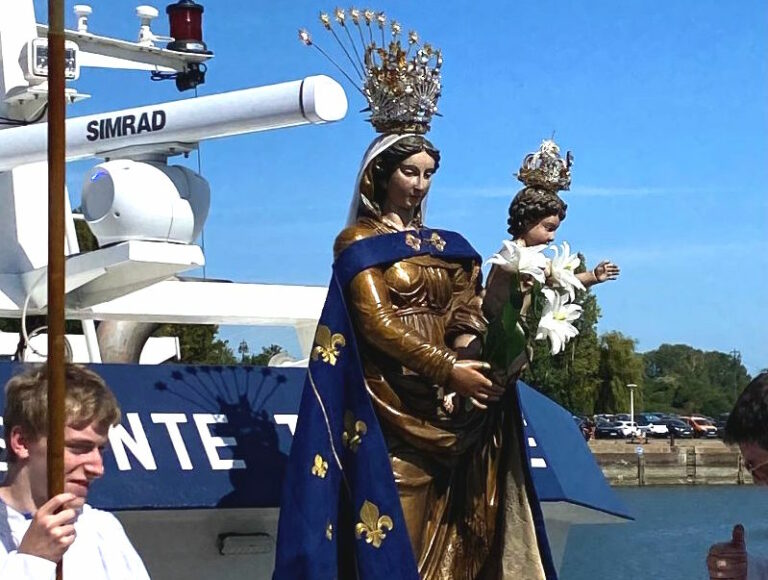 La fête du 15 août à Honfleur, entre ferveur religieuse et bénédiction des gens de la mer.