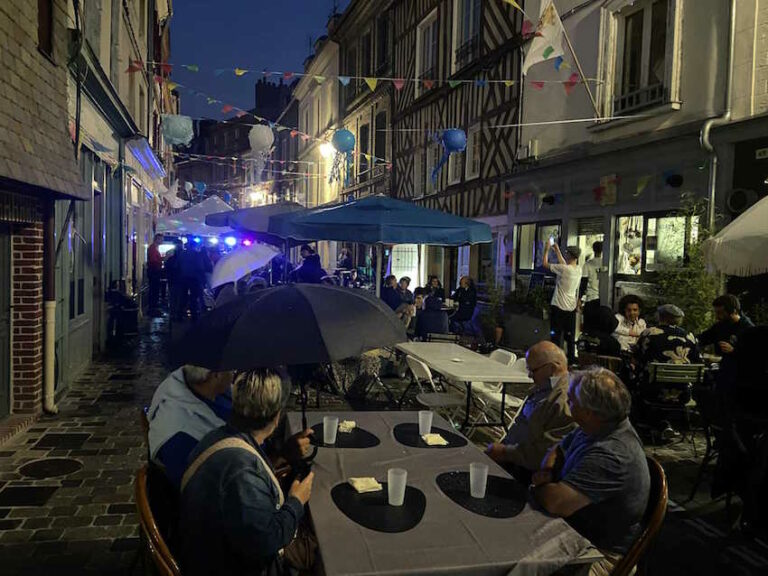 Honfleur : La rue Chaussée en fête…