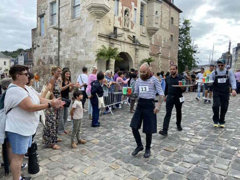 Honfleur : Moraes Joao remporte la course des garçons et Filles de café.