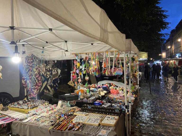 Honfleur : la pluie s’invite au dernier marché nocturne de la saison.