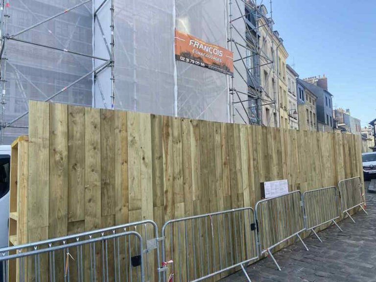 Honfleur : des palissades pour les chantiers du quai Sainte-Catherine et de la Place Berthelot.