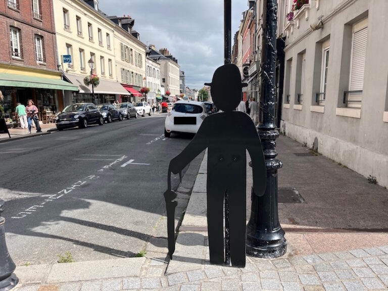 Honfleur : La silhouette d’Erik Satie dans les rues de la ville…