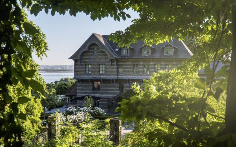 La ferme Saint-Siméon célèbre deux siècles d’histoire artistique à Honfleur. 