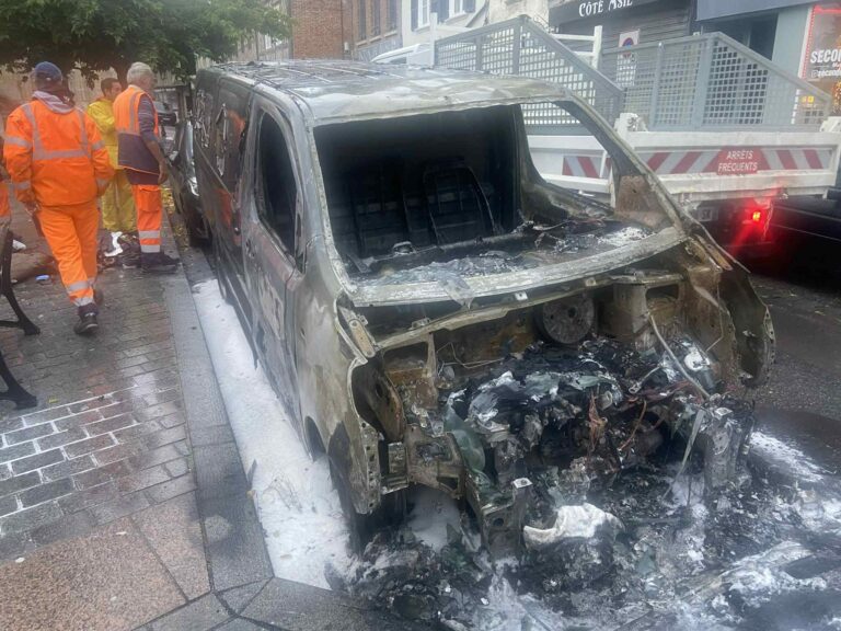 Honfleur : Un véhicule complètement détruit dans un incendie.