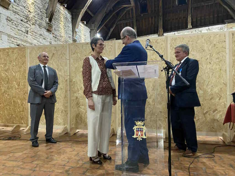Honfleur : le docteur Sandrine Brullard-Delamare reçoit les insignes de Chevalier dans l’Ordre National du Mérite.