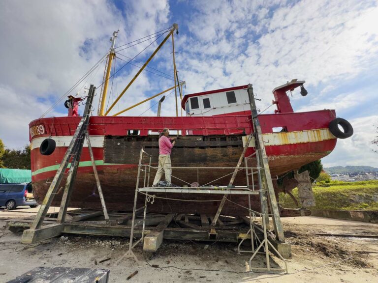 Honfleur : le chalutier « la P’tite Chine » se fait une beauté…