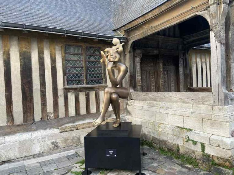 Honfleur : Une statue monumentale Place Sainte-Catherine