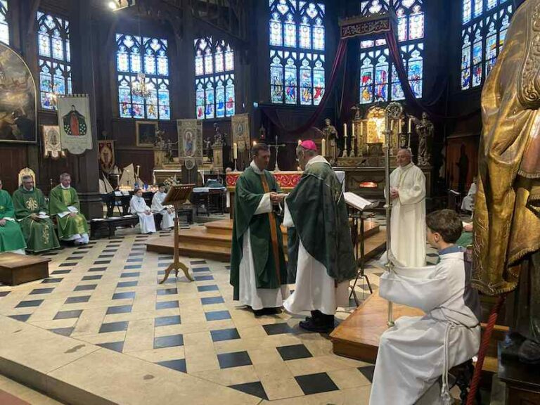 Honfleur : Monseigneur Jacques Habert remet officiellement les clés de la paroisse aux nouveaux prêtres…