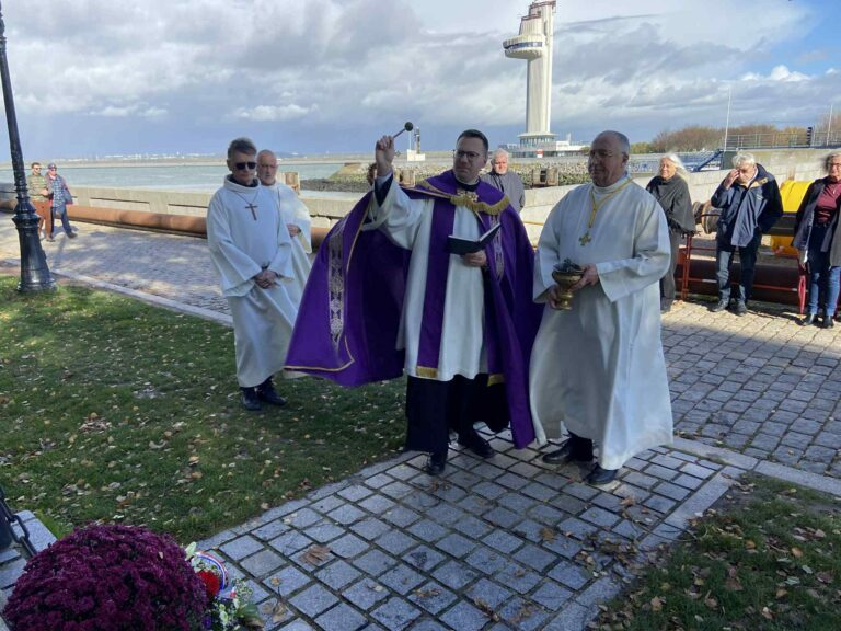Honfleur : hommage aux marins péris en mer
