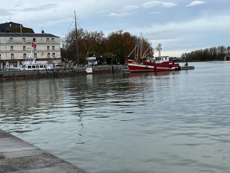 Honfleur : le chalutier « La P’tite Chine » retrouve le Vieux Bassin…