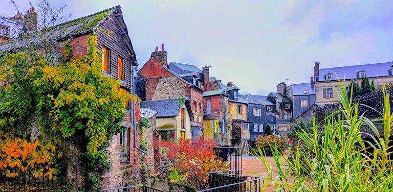 1000 ans d’Histoire de Honfleur : Quand le passé resurgit aux Jardins du Tripot.