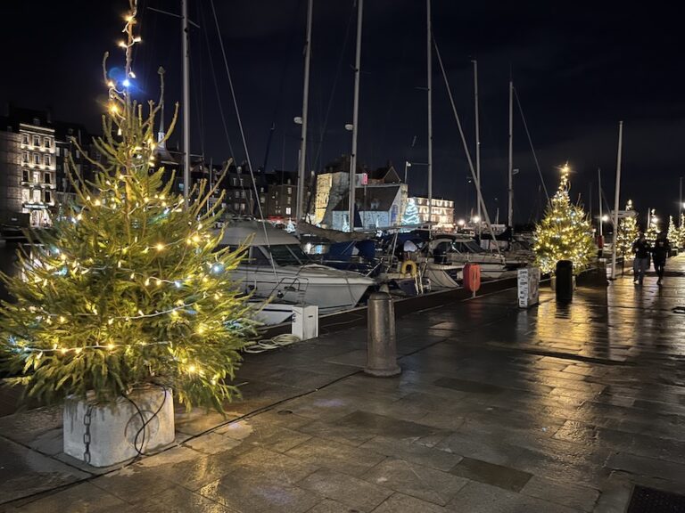 Honfleur : Le vieux bassin illuminé, mais pas les bateaux. On vous explique pourquoi…
