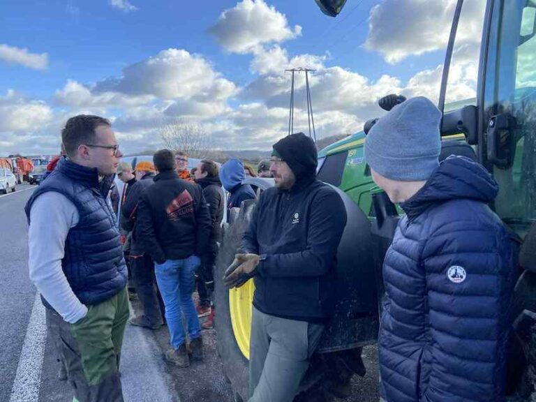 Manifestation des jeunes agriculteurs sur le Pont de Normandie