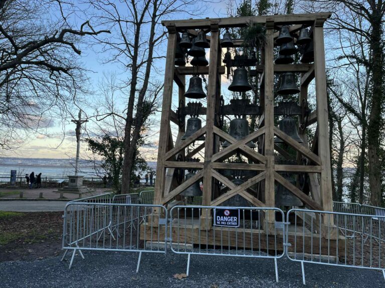 Honfleur : Le Campanile de la Côte de Grâce enfin installé