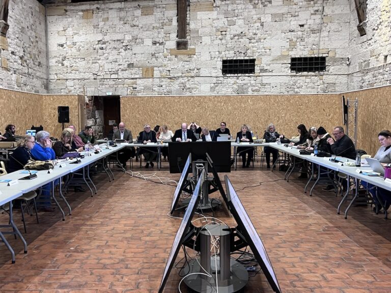 Honfleur : Happy Birthday Michel Lamarre pour son dernier Conseil municipal…