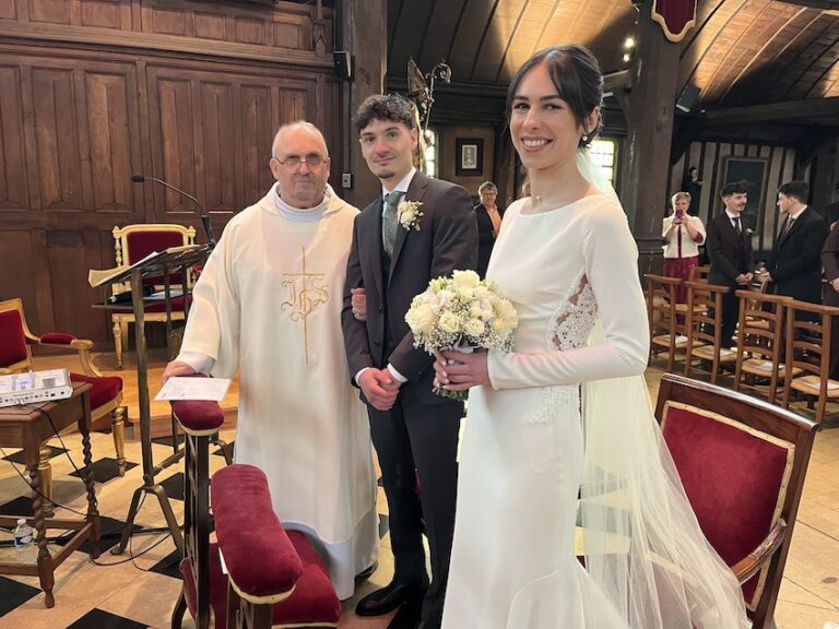 Honfleur : Jean-Jacques Bresson, le diacre chantant, marie sa petite fille.