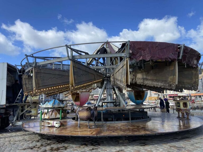 Honfleur : Retour du carrousel Place de la Mairie…