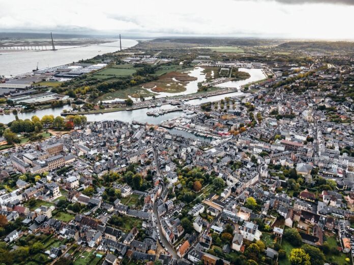 Métropole de Honfleur-calvados-normandie-france-week-end-incontournables-ruelles-centre-historique-vue+drone-panorama-pont-normand - copie 2
