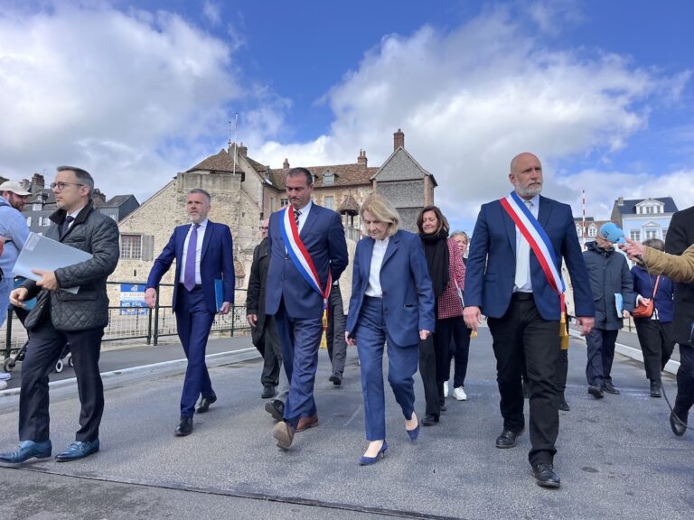 Honfleur : Risque d’effondrement : la ministre de la Culture rencontre les élus et les commerçants.