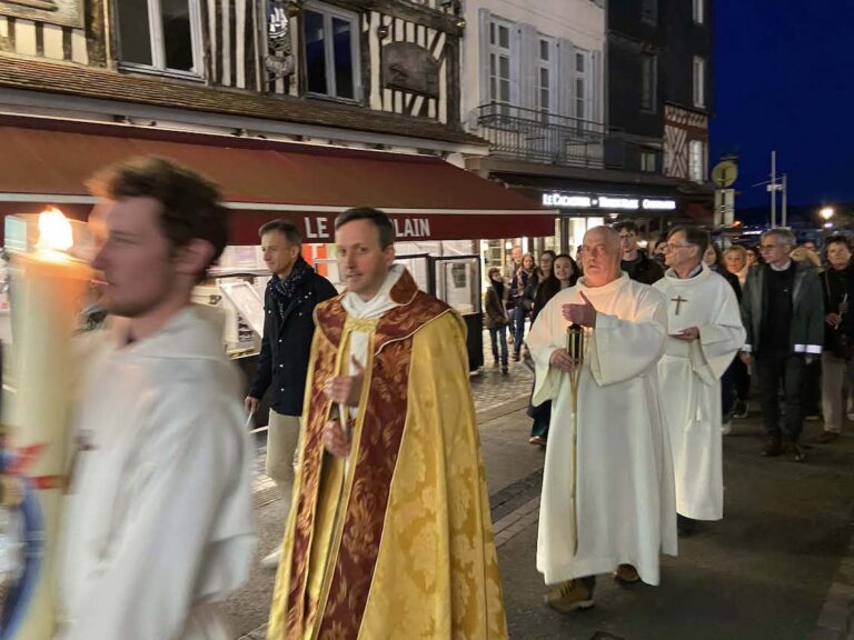 Honfleur : Procession « Pascale » à Sainte-Catherine
