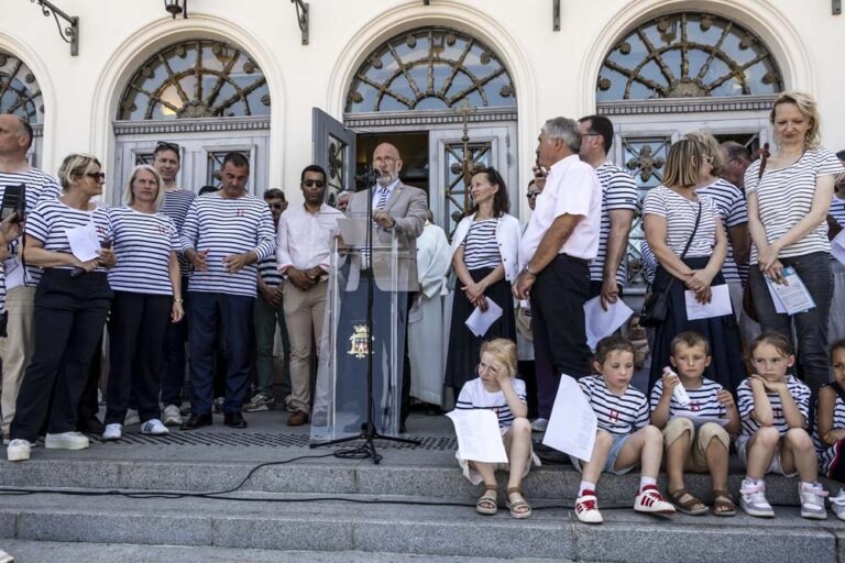 Honfleur : Fête de la mer : les félicitations du maire à la Société des Marins