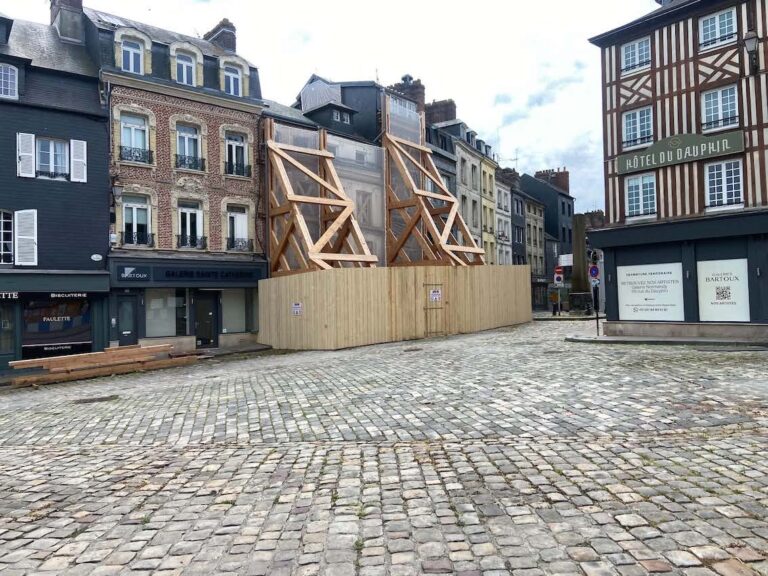 Honfleur : levée partielle du périmètre de sécurité place Berthelot