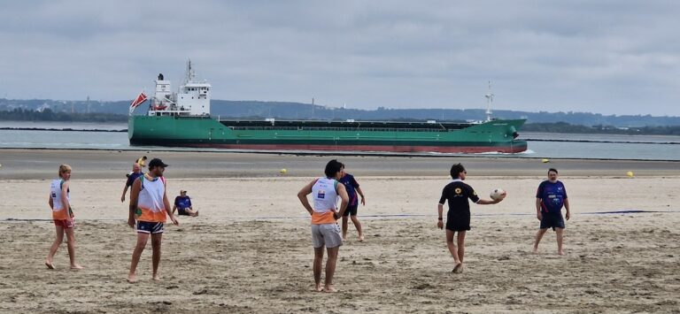 Honfleur : Du beach rugby, jeu à toucher « comme à la récré »