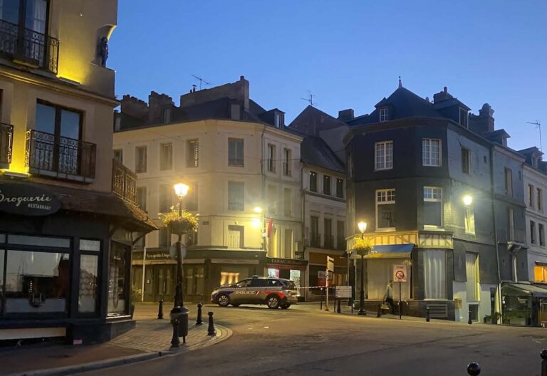 Honfleur : Reconstitution rue du Dauphin après un règlement de comptes.