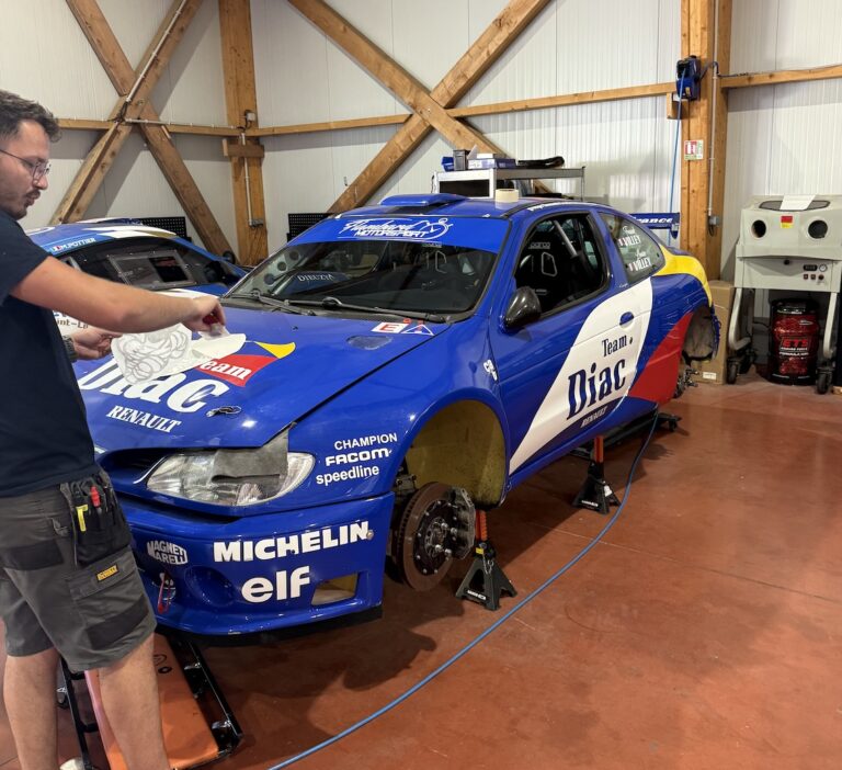 Honfleur : Le pilote Franck Villey, propriétaire du bar-restaurant « La Maison Bleue », au départ du rallye de Saint-Germain-la-Campagne.