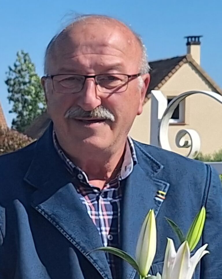 Xavier Canu, maire d’Ablon, rend hommage à Philippe Turlure son 3ème adjoint.
