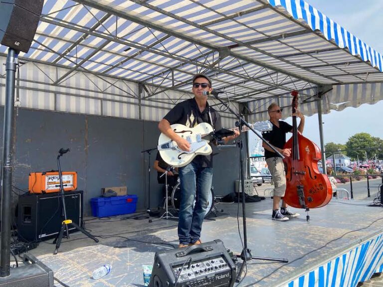 Honfleur : du rockabilly sur le parvis de l’hôtel de ville
