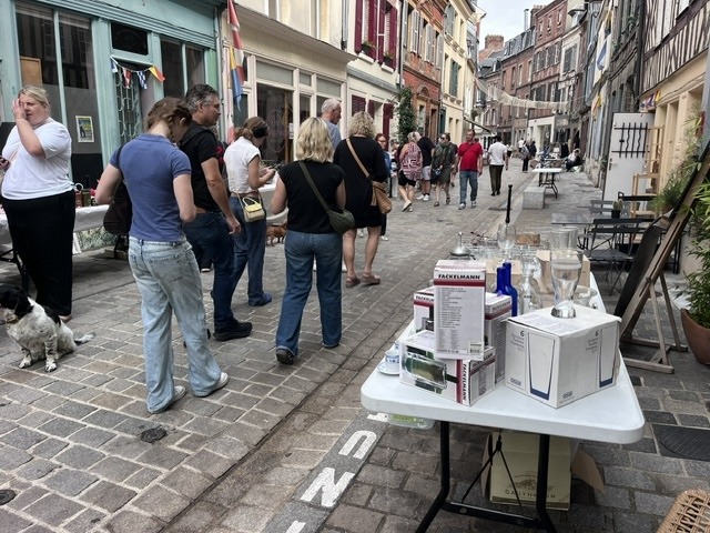 Honfleur : ambiance de fin de saison rue de la Chaussée
