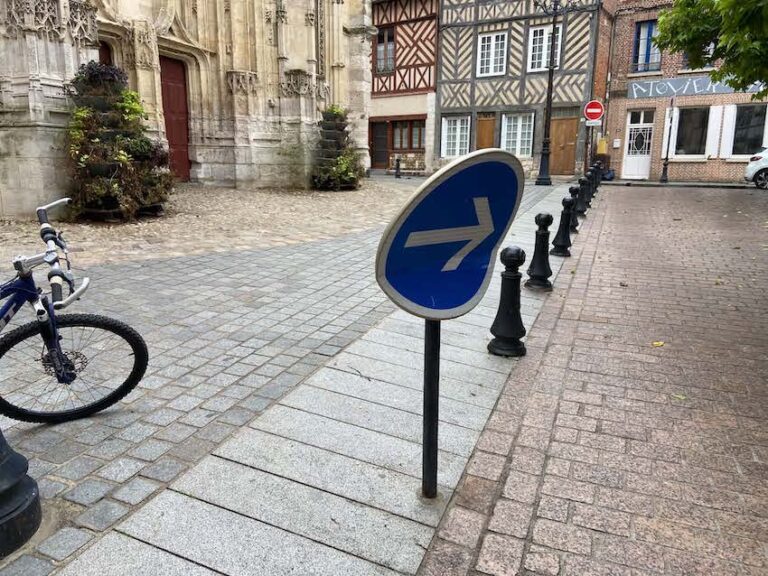 Honfleur : Dégradation gratuite sur le mobilier urbain