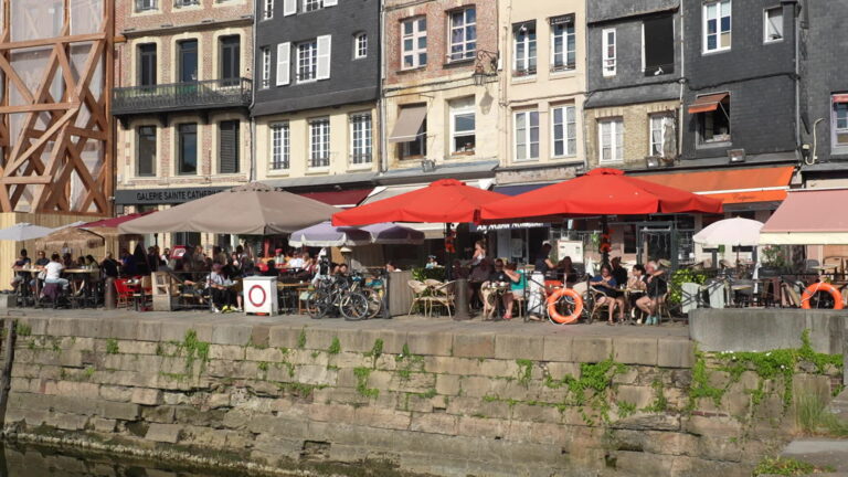 Conseil municipal : les élus mènent une réflexion sur l’uniformité des terrasses.